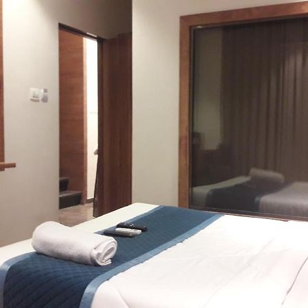 Shine Hospitality Palace ムンバイ エクステリア 写真