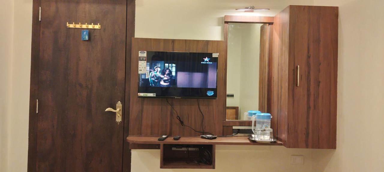 Shine Hospitality Palace ムンバイ エクステリア 写真