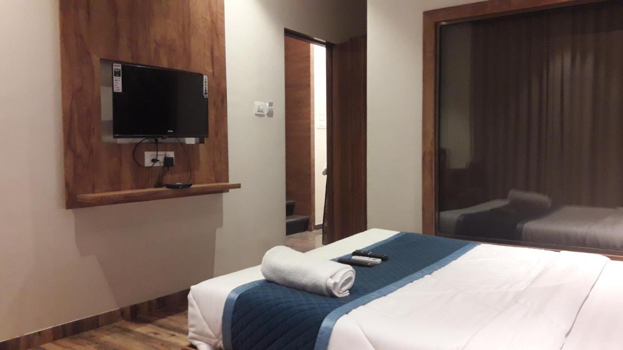 Shine Hospitality Palace ムンバイ エクステリア 写真