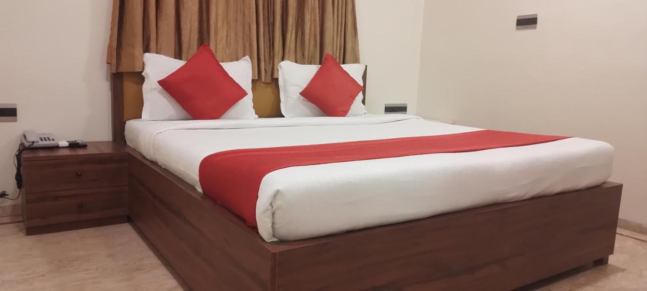 Shine Hospitality Palace ムンバイ エクステリア 写真