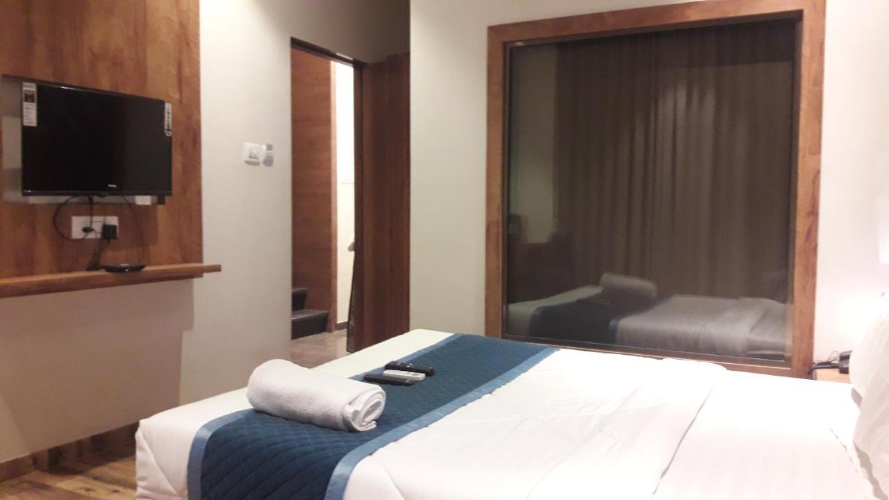 Shine Hospitality Palace ムンバイ エクステリア 写真
