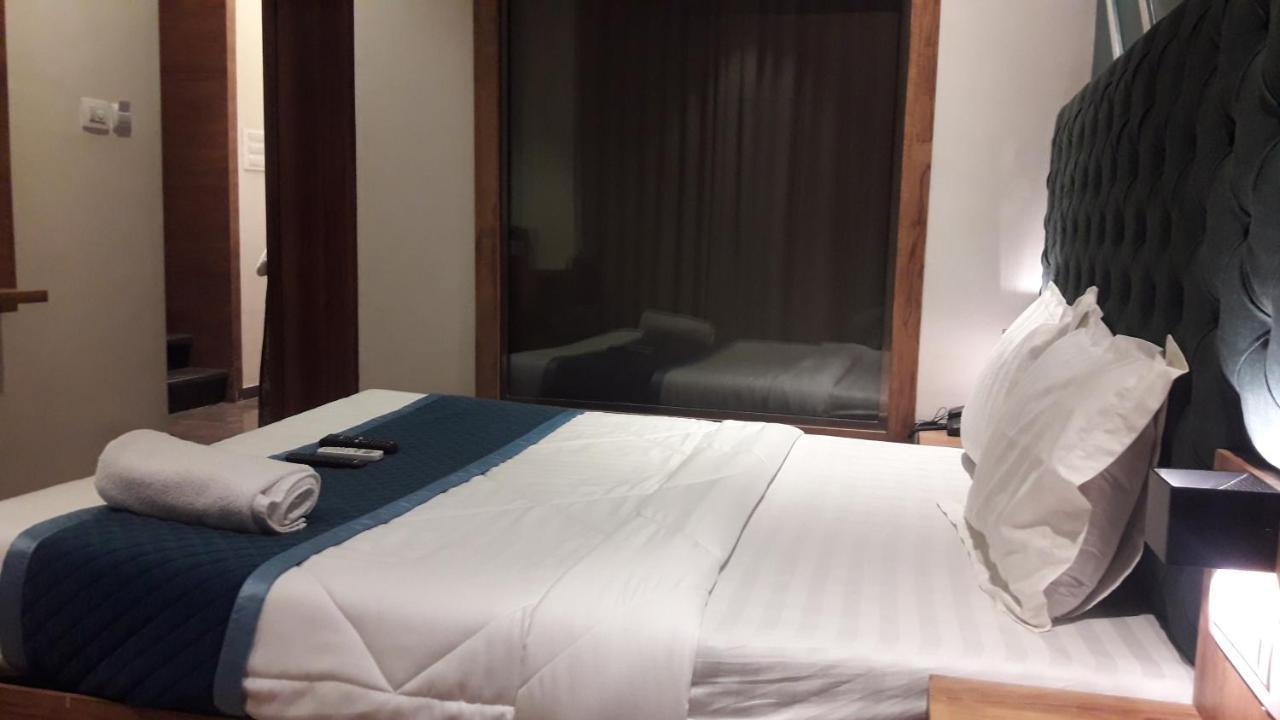 Shine Hospitality Palace ムンバイ エクステリア 写真
